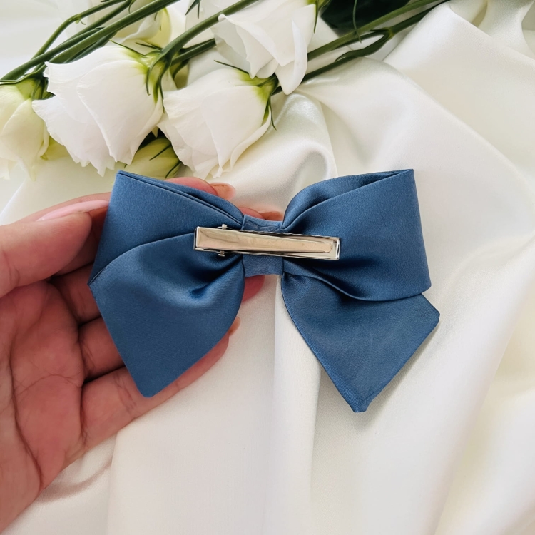 kokarda-do-wlosow-ozdoba-na-spince-krokodylek-na-gumce-tradycyjnej-niebieska-jeansowa-satynowa (1).JPG