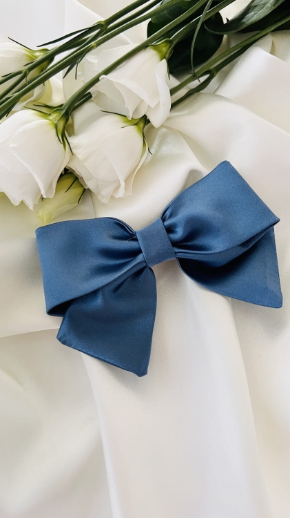 kokarda-do-wlosow-ozdoba-na-spince-krokodylek-na-gumce-tradycyjnej-niebieska-jeansowa-satynowa (3).JPG