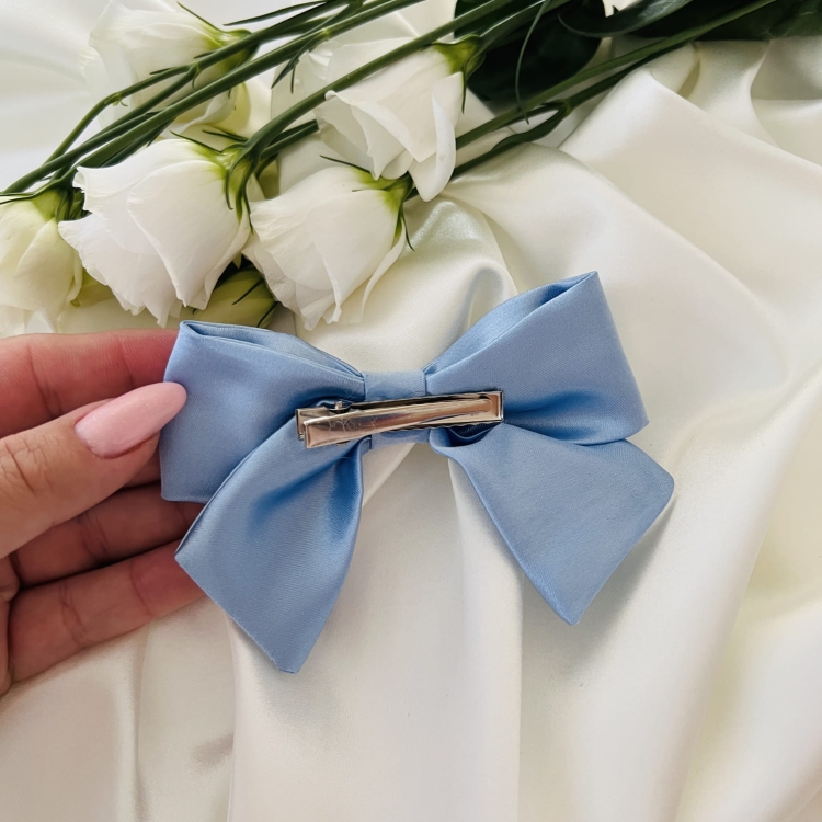 kokarda-do-wlosow-ozdoba-na-spince-krokodylek-na-gumce-tradycyjnej-niebieska-blekitna-jasna (5).JPG