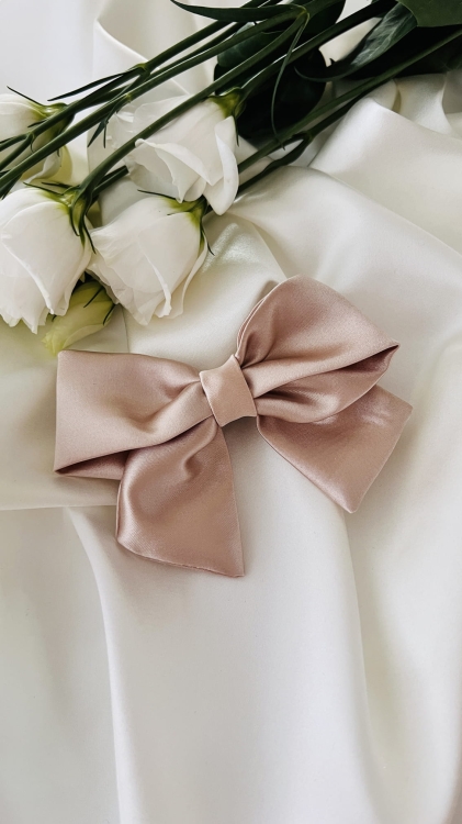 kokarda-do-wlosow-ozdoba-na-spince-krokodylek-na-gumce-tradycyjnej-bezowa-neutralna (2).JPG