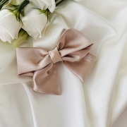 kokarda-do-wlosow-ozdoba-na-spince-krokodylek-na-gumce-tradycyjnej-bezowa-neutralna (3).JPG