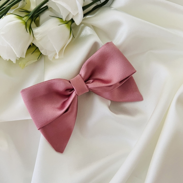 kokarda-do-wlosow-ozdoba-na-spince-krokodylek-na-gumce-tradycyjnej-rozowa-pudrowa-brudny-roz (2).JPG