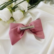 kokarda-do-wlosow-ozdoba-na-spince-krokodylek-na-gumce-tradycyjnej-rozowa-pudrowa-brudny-roz (1).JPG