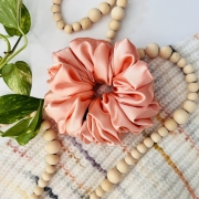 gumka-scrunchie-satynowe-giga-xxl-lososiowa (1).JPG
