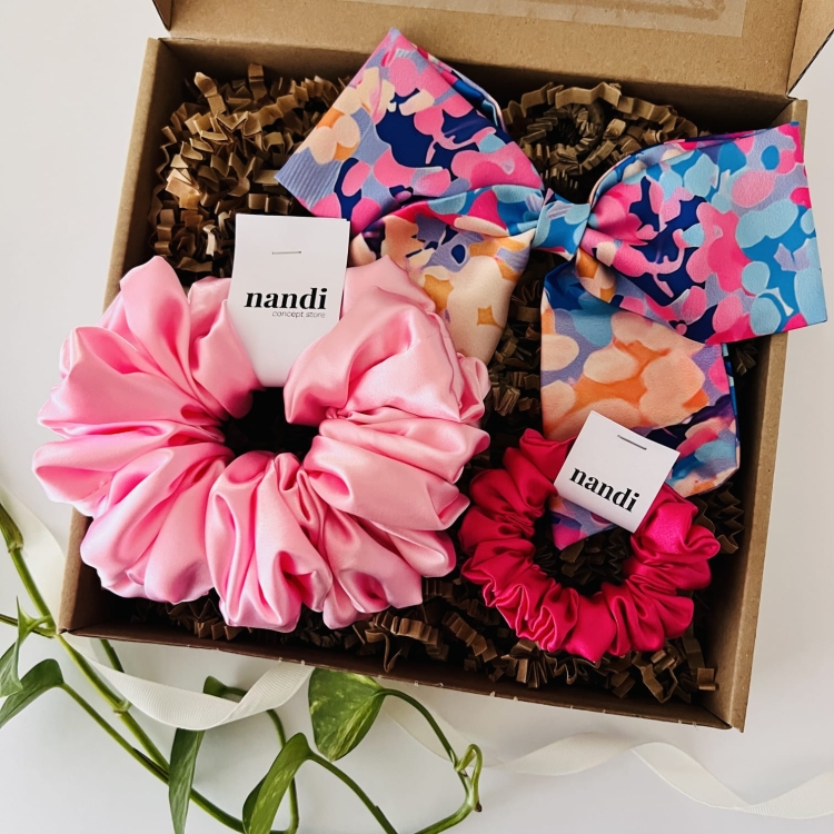 zestaw-prezentowy-box-z-akcesoriami-do-wlosow-kokarda-duza-i-mala-guumka-scrunchie-satynowe (1).JPG
