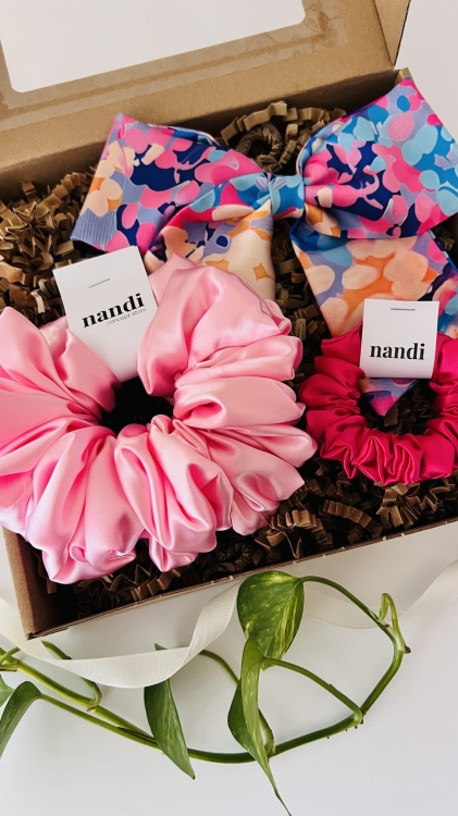 zestaw-prezentowy-box-z-akcesoriami-do-wlosow-kokarda-duza-i-mala-guumka-scrunchie-satynowe (2).JPG