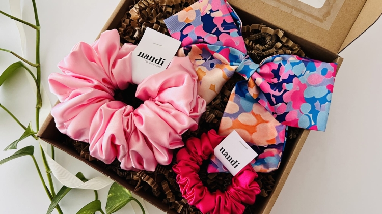 zestaw-prezentowy-box-z-akcesoriami-do-wlosow-kokarda-duza-i-mala-guumka-scrunchie-satynowe (3).JPG