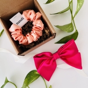 mini-box-prezentowy-prezent-dla-dziewczyny-do-50zl-zestaw-akcesoriow-scrunchie-kokarda (2).JPG