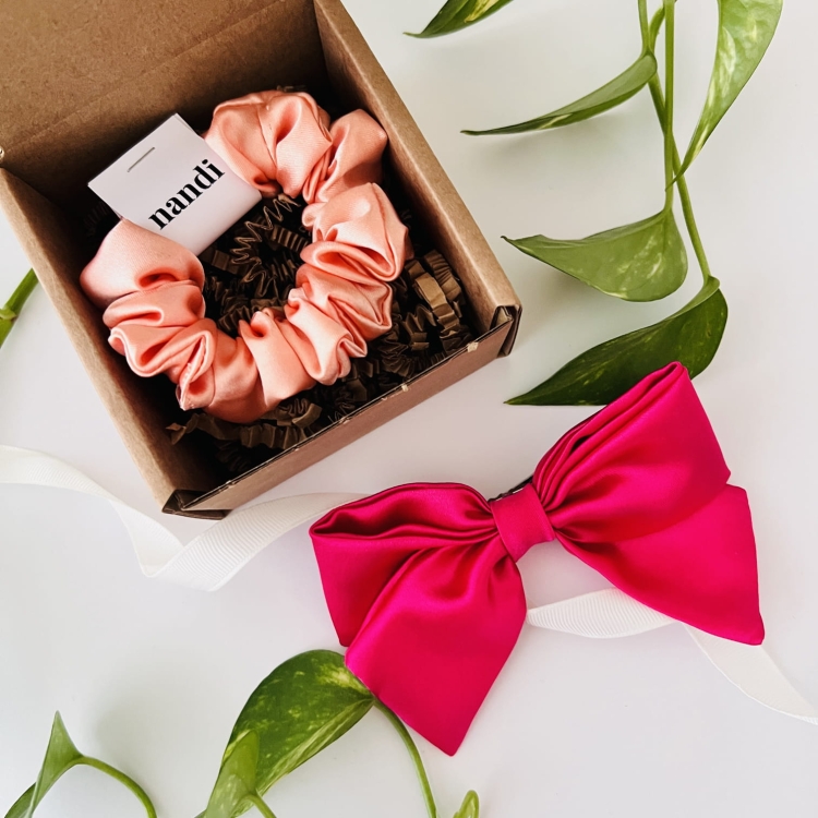 mini-box-prezentowy-prezent-dla-dziewczyny-do-50zl-zestaw-akcesoriow-scrunchie-kokarda (2).JPG
