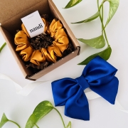 mini-box-prezentowy-prezent-dla-dziewczyny-do-50zl-zestaw-akcesoriow-scrunchie-kokarda (3).JPG