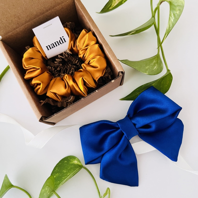 mini-box-prezentowy-prezent-dla-dziewczyny-do-50zl-zestaw-akcesoriow-scrunchie-kokarda (3).JPG