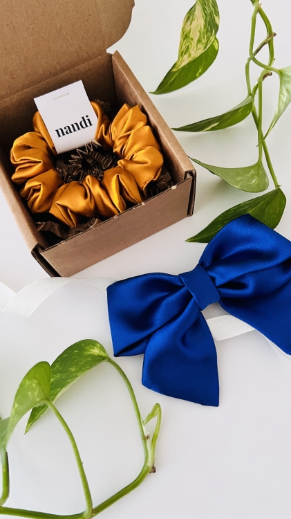 mini-box-prezentowy-prezent-dla-dziewczyny-do-50zl-zestaw-akcesoriow-scrunchie-kokarda (4).JPG