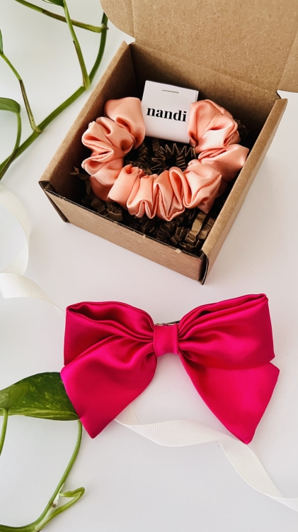 mini-box-prezentowy-prezent-dla-dziewczyny-do-50zl-zestaw-akcesoriow-scrunchie-kokarda (1).JPG