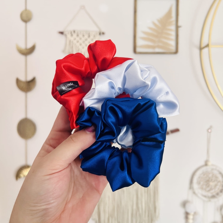 gumka-do-wlosow-scrunchie-satynowe-niebieskie-biale-czerwone.JPG