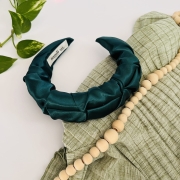 opaska-do-wlosow-szalwiowa-zielona-marszczona-najlepsza-satynowa-butelkowa-zielen (3).JPG