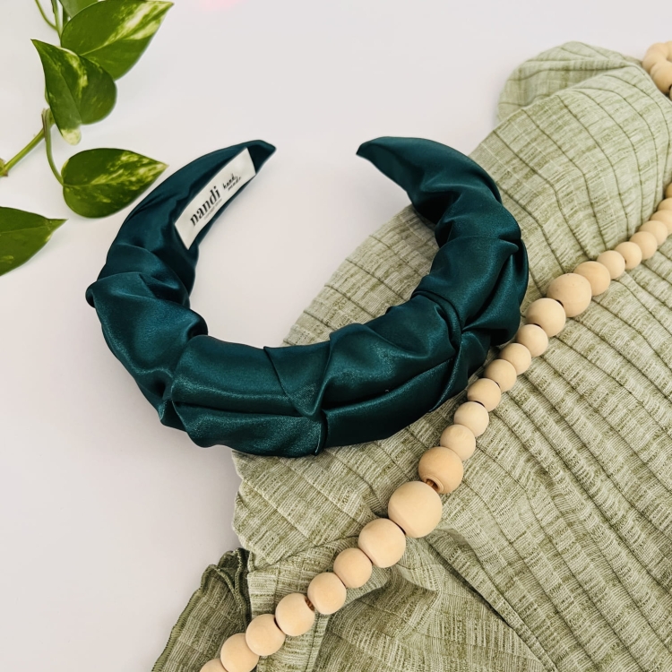 opaska-do-wlosow-szalwiowa-zielona-marszczona-najlepsza-satynowa-butelkowa-zielen (3).JPG