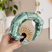 opaska-do-wlosow-szalwiowa-zielona-marszczona-najlepsza-satynowa-butelkowa-zielen (7).JPG