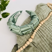 opaska-do-wlosow-szalwiowa-zielona-marszczona-najlepsza-satynowa-butelkowa-zielen (2).JPG