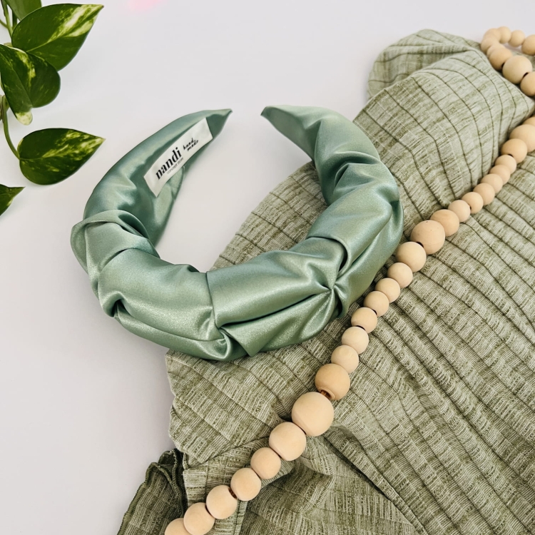 opaska-do-wlosow-szalwiowa-zielona-marszczona-najlepsza-satynowa-butelkowa-zielen (2).JPG