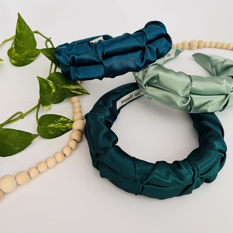 opaska-do-wlosow-szalwiowa-zielona-marszczona-najlepsza-satynowa-butelkowa-zielen (5).JPG