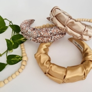 opaska-do-wlosow-bezowa-zlota-brazowa-neutralna-marszczona-z-satyny-najlepsza-dla-wlosow (5).JPG