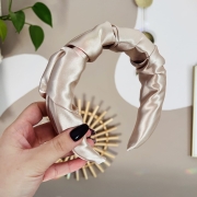 opaska-do-wlosow-bezowa-zlota-brazowa-neutralna-marszczona-z-satyny-najlepsza-dla-wlosow (6).JPG