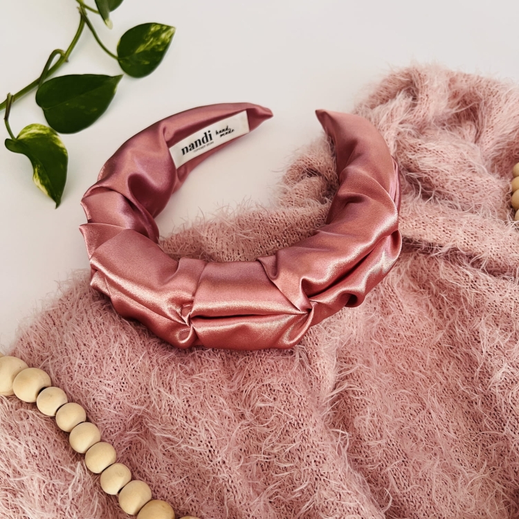 rozowa-opaska-na-glowe-do-wlosow-satynowa-marszczona-dla-dziewczynki-kobiety (2).JPG