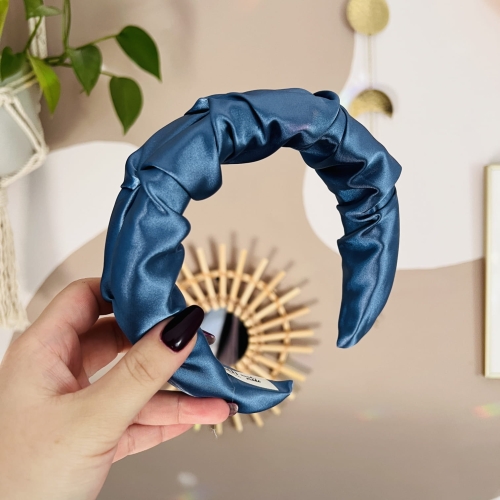 niebieska-opaska-do-wlosow-marszczona-satynowa-na-glowe-wlosy-nie-gniecie (6).JPG
