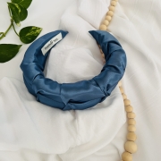 niebieska-opaska-do-wlosow-marszczona-satynowa-na-glowe-wlosy-nie-gniecie (3).JPG