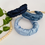 niebieska-opaska-do-wlosow-marszczona-satynowa-na-glowe-wlosy-nie-gniecie (5).JPG