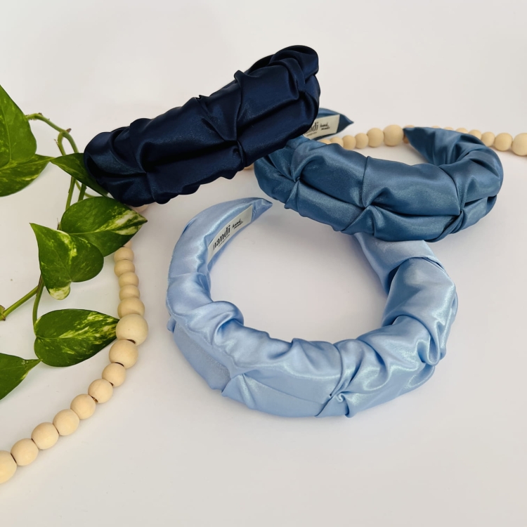 niebieska-opaska-do-wlosow-marszczona-satynowa-na-glowe-wlosy-nie-gniecie (5).JPG