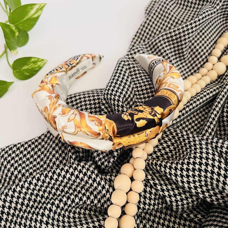 opaska-marszczona-do-wlosow-na-glowe-biala-komunijna-jak-versace-wzorzysta (3).JPG