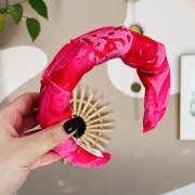 opaska-do-wlosow-satynowa-jedwabna-rozowa-hot-pink-dla-dziewczynki-uniwersalna-marszczona (1).JPG