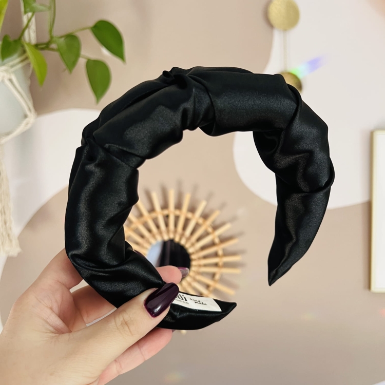 opaska-na-glowe-czarna-w-kwiatki-satynowa-krepa-do-wlosow-kosmetyczna-marszczona (1).JPG