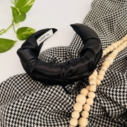 opaska-na-glowe-czarna-w-kwiatki-satynowa-krepa-do-wlosow-kosmetyczna-marszczona (3).JPG