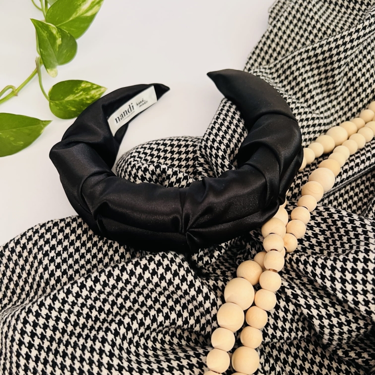 opaska-na-glowe-czarna-w-kwiatki-satynowa-krepa-do-wlosow-kosmetyczna-marszczona (3).JPG