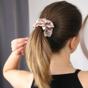 gumka-do-wlosow-scrunchie-satyna-bezowa (11).jpeg