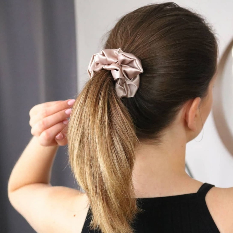gumka-do-wlosow-scrunchie-satyna-bezowa (11).jpeg