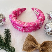 opaska-zimowa-swiateczna-na-prezent-do-wlosow-rozowa-dla-kobiety-dziewczynki-nastolatki-wigilijna (1).JPG