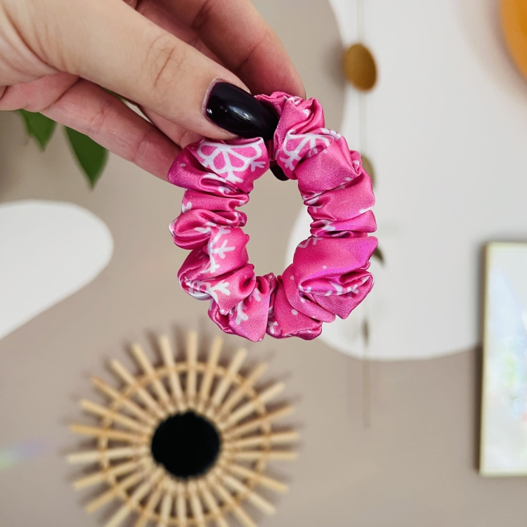 gumka-do-wlosow-scrunchie-swiateczna-zimowa-rozowa-w-sniezynki-paski-prezent-dla-dziewczyny-mamy-corki-przyjaciolki (4).JPG