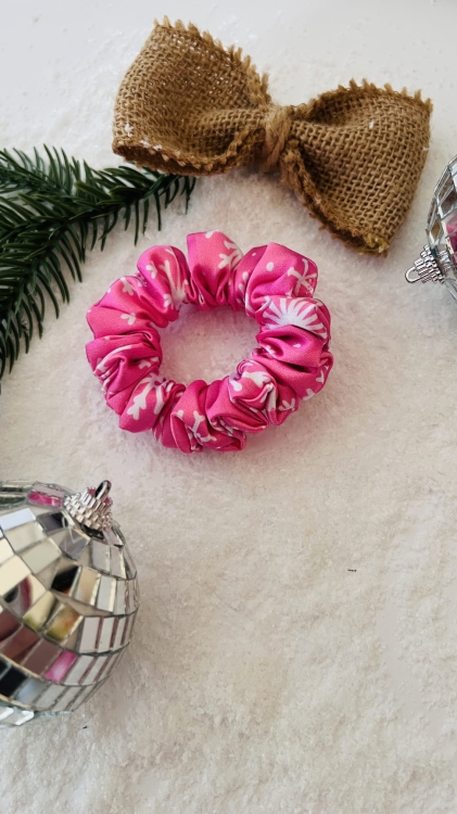 gumka-do-wlosow-scrunchie-swiateczna-zimowa-rozowa-w-sniezynki-paski-prezent-dla-dziewczyny-mamy-corki-przyjaciolki (10).JPG