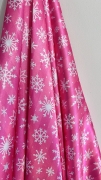 autorski-wzor-satyna-sniezynki-frosty-rozowe-tlo-scrunchie-opaska-kokarda-do-wlosow-poszewki-satynowe.JPG