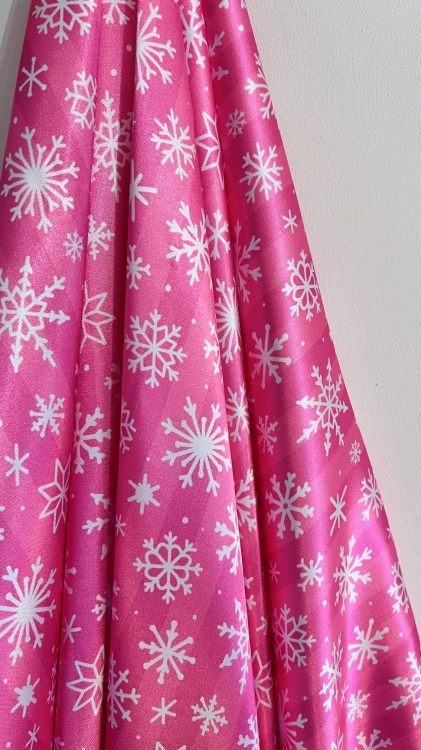 autorski-wzor-satyna-sniezynki-frosty-rozowe-tlo-scrunchie-opaska-kokarda-do-wlosow-poszewki-satynowe.JPG