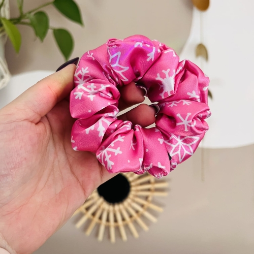 gumka-do-wlosow-scrunchie-swiateczna-zimowa-rozowa-w-sniezynki-paski-prezent-dla-dziewczyny-mamy-corki-przyjaciolki (3).JPG