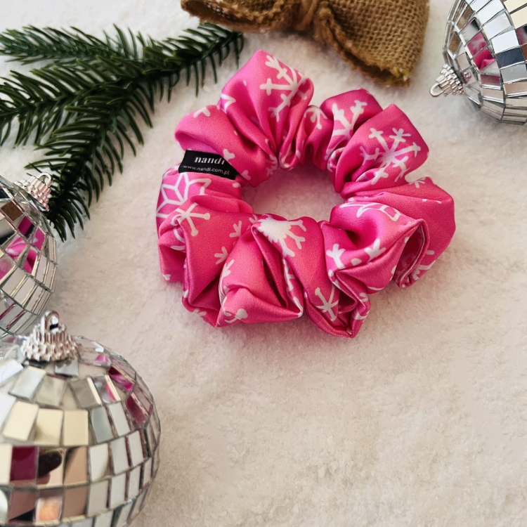 gumka-do-wlosow-scrunchie-swiateczna-zimowa-rozowa-w-sniezynki-paski-prezent-dla-dziewczyny-mamy-corki-przyjaciolki (8).JPG
