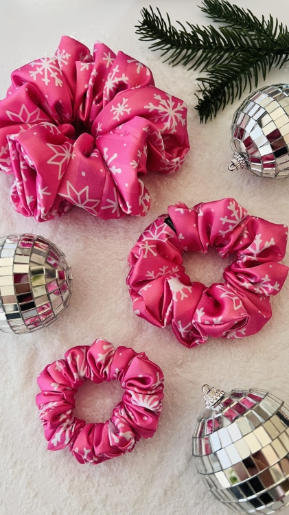 gumka-do-wlosow-scrunchie-swiateczna-zimowa-rozowa-w-sniezynki-paski-prezent-dla-dziewczyny-mamy-corki-przyjaciolki (1).JPG
