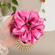 gumka-do-wlosow-scrunchie-swiateczna-zimowa-rozowa-w-sniezynki-paski-prezent-dla-dziewczyny-mamy-corki-przyjaciolki (2).JPG