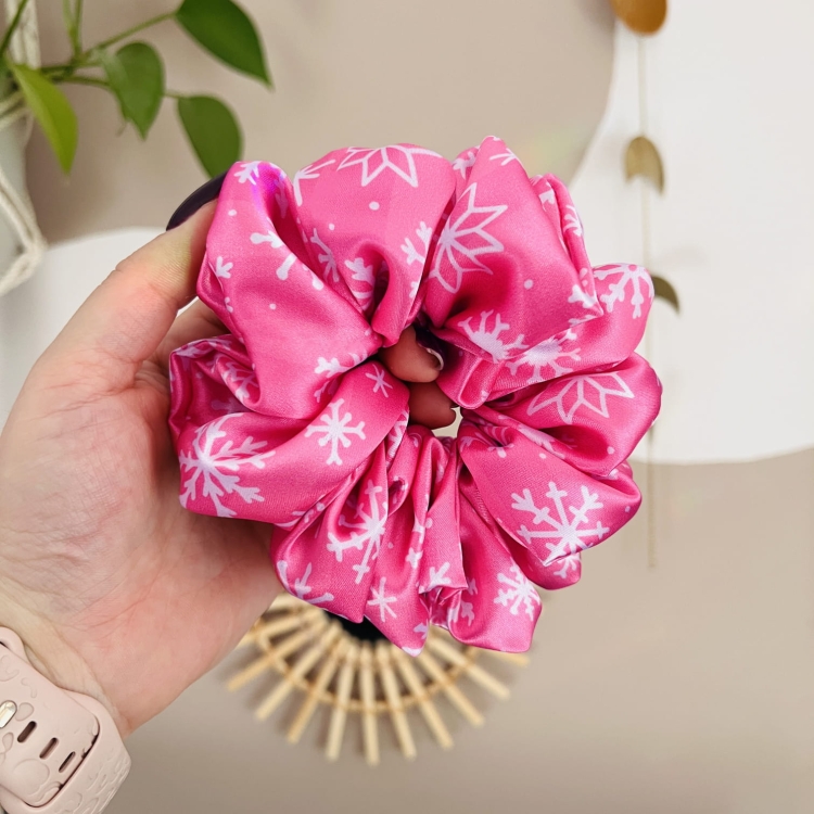 gumka-do-wlosow-scrunchie-swiateczna-zimowa-rozowa-w-sniezynki-paski-prezent-dla-dziewczyny-mamy-corki-przyjaciolki (2).JPG