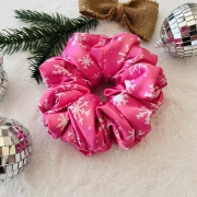 gumka-do-wlosow-scrunchie-swiateczna-zimowa-rozowa-w-sniezynki-paski-prezent-dla-dziewczyny-mamy-corki-przyjaciolki (6).JPG