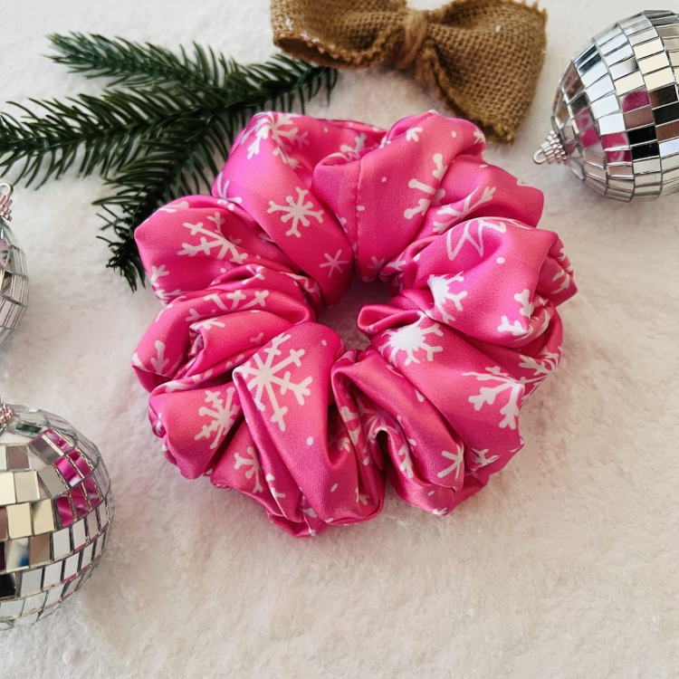 gumka-do-wlosow-scrunchie-swiateczna-zimowa-rozowa-w-sniezynki-paski-prezent-dla-dziewczyny-mamy-corki-przyjaciolki (6).JPG